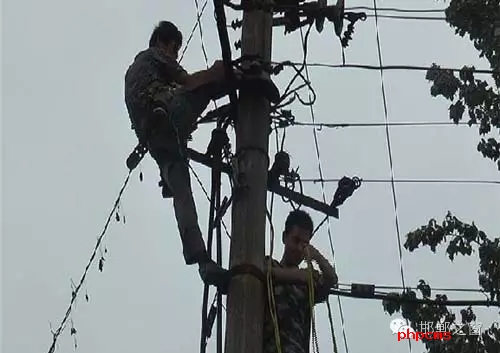 8月8日下午，邯臨路與高鐵橋交匯處北行200米燕莊村一名電工被困在電線桿上，急需救援。接到報(bào)警的邯鄲消防華澤路中隊(duì)立即趕赴現(xiàn)場(chǎng)，消防官兵到達(dá)現(xiàn)場(chǎng)后，經(jīng)了解得知，該男子是一名電工，在電線桿上作業(yè)時(shí)不慎被電擊傷，意識(shí)清醒，但其右腿和右臂無(wú)法用力，導(dǎo)致無(wú)法從電線桿上下來(lái)。消防官兵經(jīng)過(guò)半個(gè)小時(shí)的緊張營(yíng)救，最終將被困男子成功救下，并由現(xiàn)場(chǎng)120醫(yī)務(wù)人員送往醫(yī)院進(jìn)行救治。