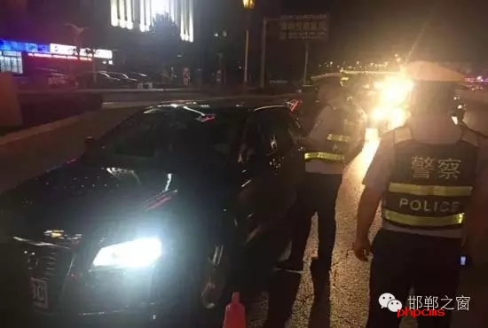 為保證奧運期間有一個良好的道路交通環(huán)境，針對疲勞駕駛、酒后駕駛等違法行為，邯鄲交警六大隊組織開展集中整治酒駕、醉駕專項行動。8月10日，交警六大隊出動警力130余名，出動警車15輛，設(shè)置執(zhí)勤卡點17處，從20時起至23時，在大隊轄區(qū)內(nèi)查獲了18個“酒鬼”以及涉牌涉證違法行為21起。當晚，在中華大街水廠路口，有一輛車為了逃避檢查，還試圖倒車逃跑。